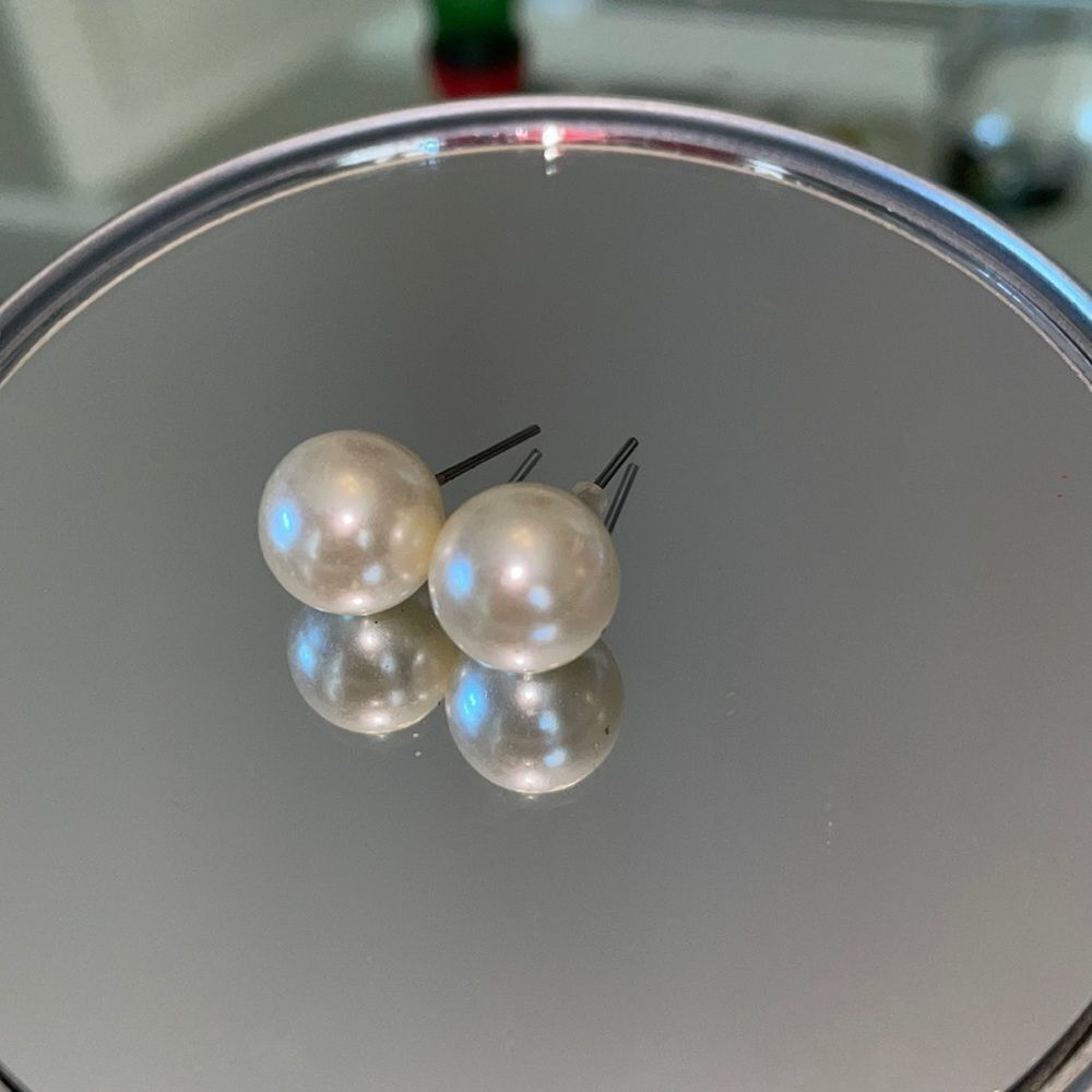 ‎Large fake pearl  post earrings